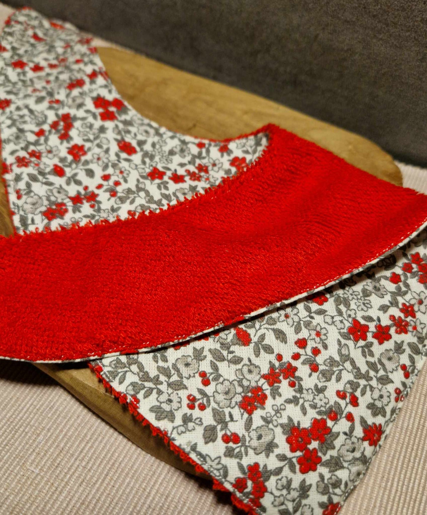 Bandana "Fleuri rouge" - éponge de bambou bouclettes