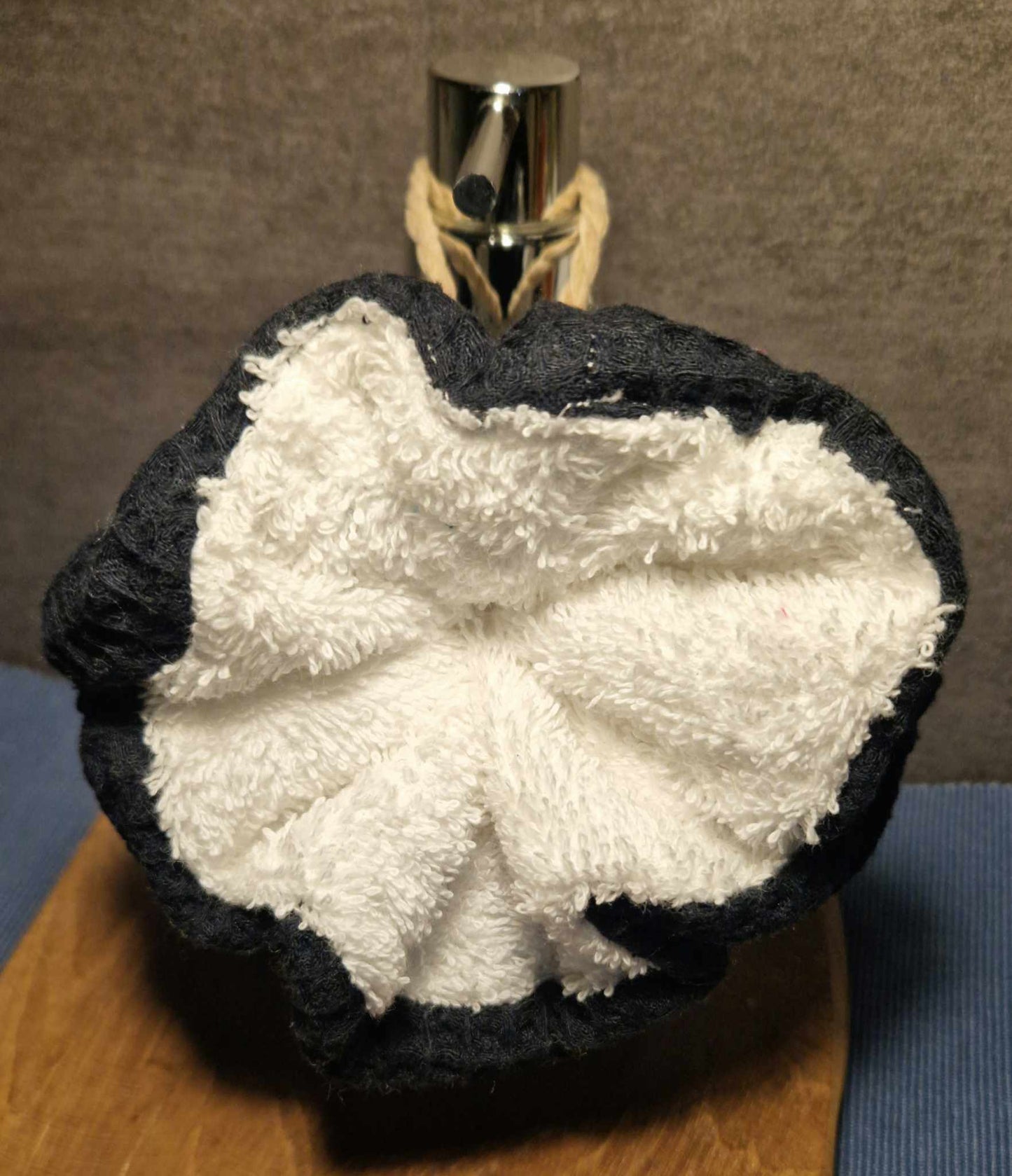 Fleur de douche bicolore "blanc / noir" - éponge de coton